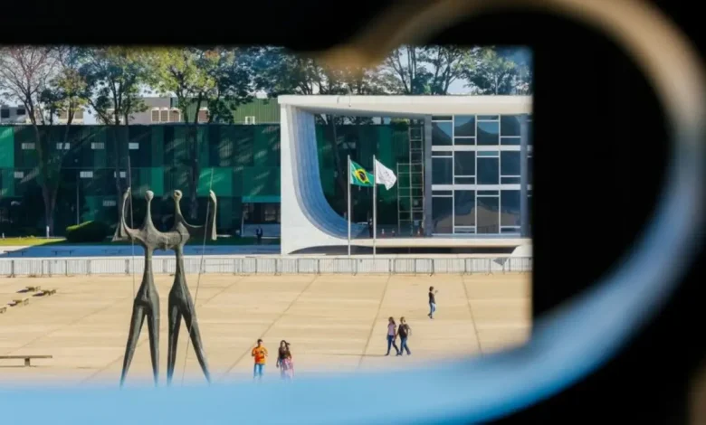 Praça dos Três Poderes fechada após decisão do STF 1 Praça dos Três Poderes em Brasília fechada ao público após decisão do STF que proíbe acampamentos e busca evitar novos atos golpistas como os de 8 de janeiro.