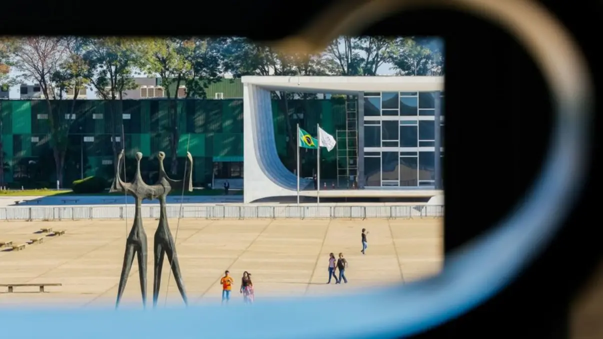 Praça dos Três Poderes em Brasília fechada ao público após decisão do STF que proíbe acampamentos e busca evitar novos atos golpistas como os de 8 de janeiro.