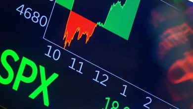 Empresas divulgam resultados financeiros com prejuízo acumulado de até US$7,8 bilhões. Investidores e analistas avaliam desempenho e perspectivas econômicas. Cenário global de incerteza impacta resultados, especialmente em setores sensíveis.