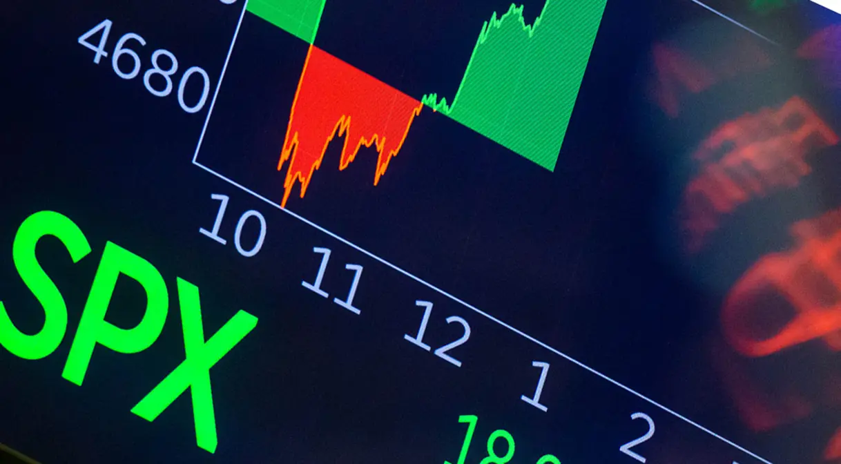 Empresas divulgam resultados financeiros com prejuízo acumulado de até US$7,8 bilhões. Investidores e analistas avaliam desempenho e perspectivas econômicas. Cenário global de incerteza impacta resultados, especialmente em setores sensíveis.