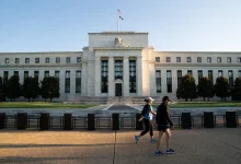 O Federal Reserve está prestes a oficializar sua nova estratégia de inflação, impactando diretamente o futuro do mercado financeiro global. Redução de juros esperada até o fim do ano pode gerar efeitos significativos nos mercados financeiros e commodities.
