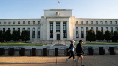 O Federal Reserve está prestes a oficializar sua nova estratégia de inflação, impactando diretamente o futuro do mercado financeiro global. Redução de juros esperada até o fim do ano pode gerar efeitos significativos nos mercados financeiros e commodities.