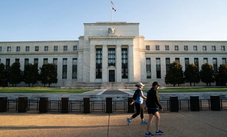 O Federal Reserve está prestes a oficializar sua nova estratégia de inflação, impactando diretamente o futuro do mercado financeiro global. Redução de juros esperada até o fim do ano pode gerar efeitos significativos nos mercados financeiros e commodities.