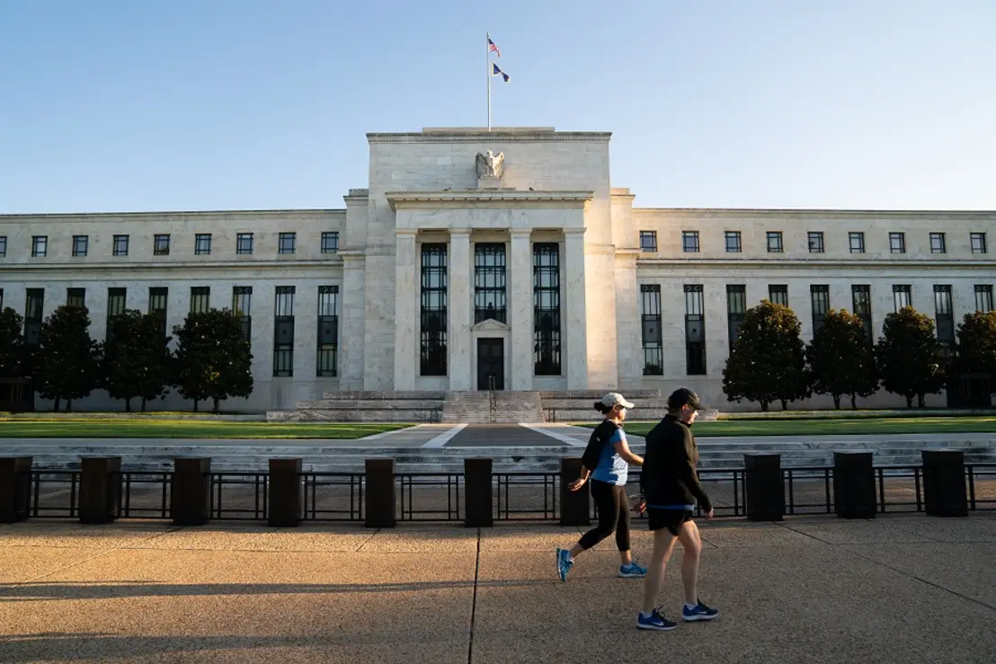 O Federal Reserve está prestes a oficializar sua nova estratégia de inflação, impactando diretamente o futuro do mercado financeiro global. Redução de juros esperada até o fim do ano pode gerar efeitos significativos nos mercados financeiros e commodities.