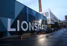 Notícia sobre a possível aquisição da Lionsgate Studios por um estúdio independente, com apoio da Apollo Global Management, sinaliza evolução da indústria cinematográfica, com empresas reorganizadas para atender às novas necessidades do mercado.