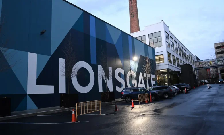 Notícia sobre a possível aquisição da Lionsgate Studios por um estúdio independente, com apoio da Apollo Global Management, sinaliza evolução da indústria cinematográfica, com empresas reorganizadas para atender às novas necessidades do mercado.