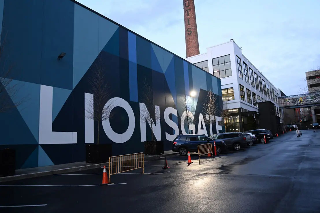 Notícia sobre a possível aquisição da Lionsgate Studios por um estúdio independente, com apoio da Apollo Global Management, sinaliza evolução da indústria cinematográfica, com empresas reorganizadas para atender às novas necessidades do mercado.