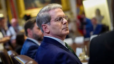 O secretário do Tesouro, Janet Yellen, surpreendeu os mercados ao sugerir que o presidente do Federal Reserve, Jerome Powell, seja substituído em maio. Implicações importantes para a economia americana em face de desafios de inflação e crescimento.