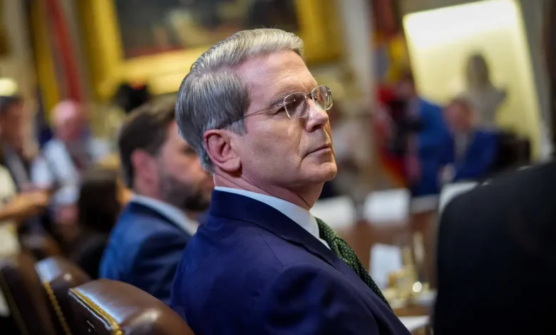 O secretário do Tesouro, Janet Yellen, surpreendeu os mercados ao sugerir que o presidente do Federal Reserve, Jerome Powell, seja substituído em maio. Implicações importantes para a economia americana em face de desafios de inflação e crescimento.