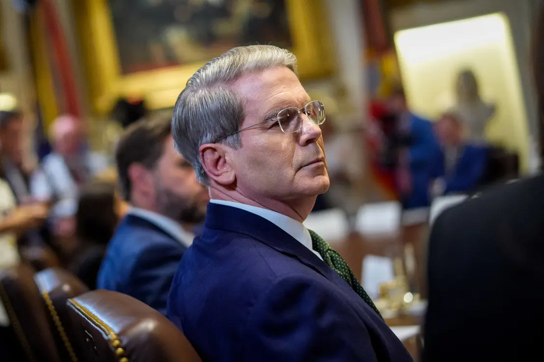 O secretário do Tesouro, Janet Yellen, surpreendeu os mercados ao sugerir que o presidente do Federal Reserve, Jerome Powell, seja substituído em maio. Implicações importantes para a economia americana em face de desafios de inflação e crescimento.