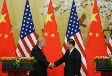 A tensão política entre EUA e China parece ter encontrado um ponto de inflexão com a assinatura de um acordo comercial, levando a uma revogação das restrições à venda de tecnologia de chips, beneficiando a indústria tecnológica bilíngue e o comércio entre os dois países.