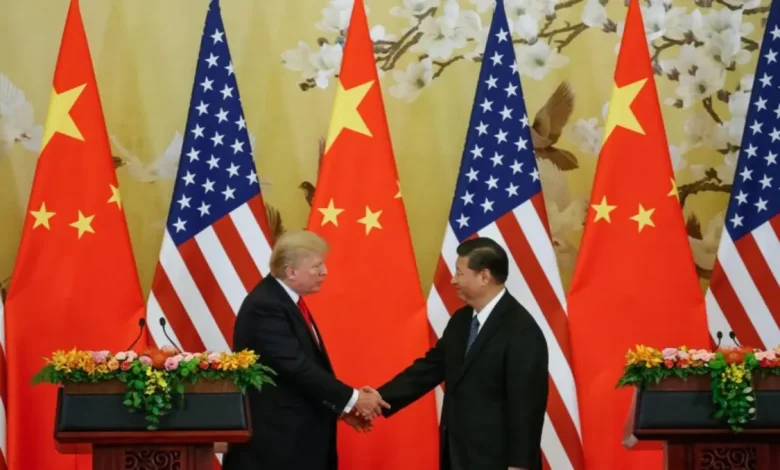 A tensão política entre EUA e China parece ter encontrado um ponto de inflexão com a assinatura de um acordo comercial, levando a uma revogação das restrições à venda de tecnologia de chips, beneficiando a indústria tecnológica bilíngue e o comércio entre os dois países.