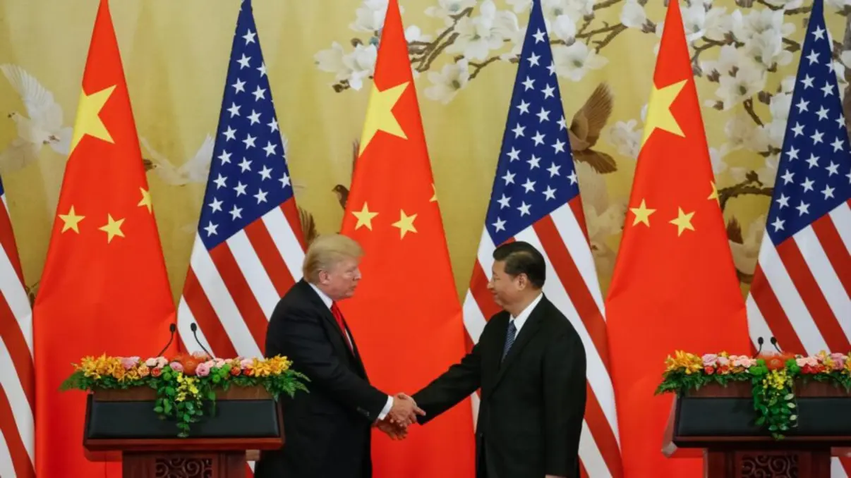 A tensão política entre EUA e China parece ter encontrado um ponto de inflexão com a assinatura de um acordo comercial, levando a uma revogação das restrições à venda de tecnologia de chips, beneficiando a indústria tecnológica bilíngue e o comércio entre os dois países.
