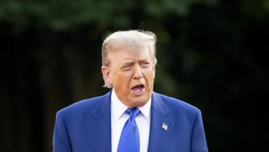 Decisão do presidente dos EUA, Donald Trump, em implementar tarifas sobre importações gera incerteza e discussão sobre impacto na economia global, com riscos de guerra comercial com a China e polêmica sobre legitimidade da ação.