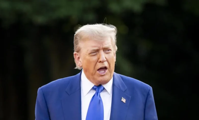 Decisão do presidente dos EUA, Donald Trump, em implementar tarifas sobre importações gera incerteza e discussão sobre impacto na economia global, com riscos de guerra comercial com a China e polêmica sobre legitimidade da ação.