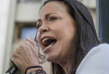 María Corina Machado, líder política venezuelana, destaca a importância dos militares na garantia da estabilidade e segurança do país, mas também critica a falta de compromisso com a democracia e justiça que agravou a crise política e econômica na Venezuela.