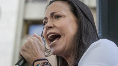 María Corina Machado, líder política venezuelana, destaca a importância dos militares na garantia da estabilidade e segurança do país, mas também critica a falta de compromisso com a democracia e justiça que agravou a crise política e econômica na Venezuela.