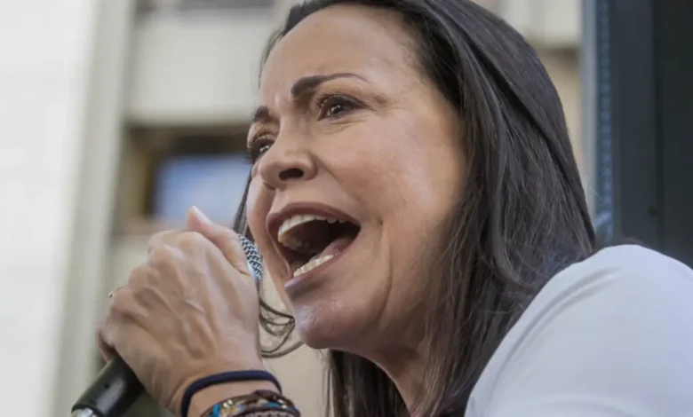María Corina Machado, líder política venezuelana, destaca a importância dos militares na garantia da estabilidade e segurança do país, mas também critica a falta de compromisso com a democracia e justiça que agravou a crise política e econômica na Venezuela.