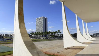 PECs buscam restringir poderes do STF, que é considerado excessivamente intervencionista. Propostas tramitam no Congresso, mas apenas minoria avançou nas discussões legislativas.