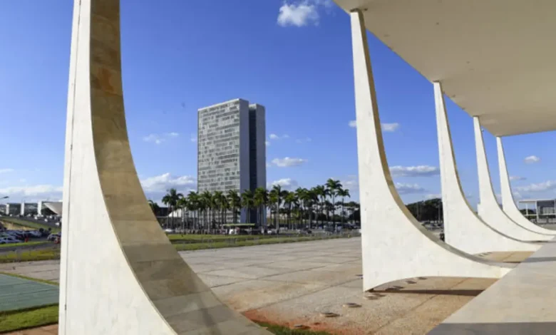 PECs buscam restringir poderes do STF, que é considerado excessivamente intervencionista. Propostas tramitam no Congresso, mas apenas minoria avançou nas discussões legislativas.