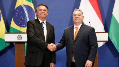 O primeiro-ministro húngaro, Viktor Orbán, surpreende ao defender o ex-presidente brasileiro Jair Bolsonaro, líder do Partido Liberal (PL), gerando debate e curiosidade sobre as razões por trás dessa declaração.
