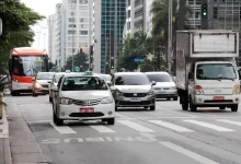 Terça-feira em São Paulo: clima pacato com sol brilhando em um céu parcialmente nublado, temperatura baixa e sensação de frescor graças ao efeito do ar polar, ideal para uma caminhada ou manhã tranquila.
