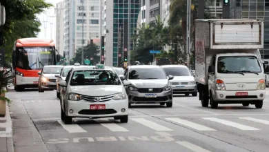 Terça-feira em São Paulo: clima pacato com sol brilhando em um céu parcialmente nublado, temperatura baixa e sensação de frescor graças ao efeito do ar polar, ideal para uma caminhada ou manhã tranquila.