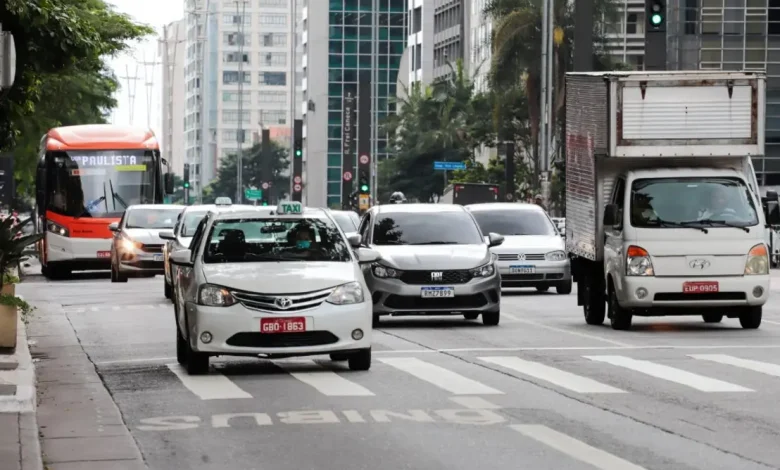 Terça-feira em São Paulo: clima pacato com sol brilhando em um céu parcialmente nublado, temperatura baixa e sensação de frescor graças ao efeito do ar polar, ideal para uma caminhada ou manhã tranquila.