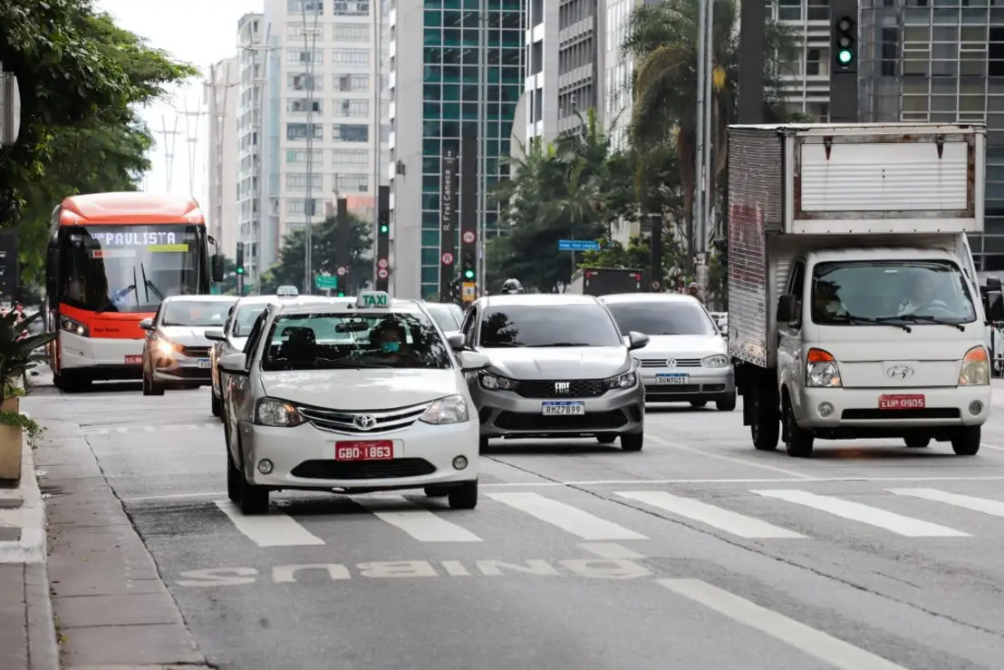 Terça-feira em São Paulo: clima pacato com sol brilhando em um céu parcialmente nublado, temperatura baixa e sensação de frescor graças ao efeito do ar polar, ideal para uma caminhada ou manhã tranquila.