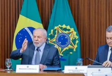 O Brasil enfrenta desafios em sua relação comercial com os EUA, após ameaça de tarifas de Trump. O governo Lula trabalha para encontrar soluções, incluindo novos acordos e medidas de equivalência de tratamento, para minimizar os efeitos das tarifas e promover a diversificação da economia brasileira.