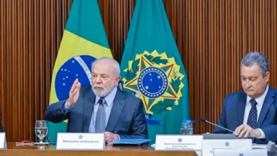 O Brasil enfrenta desafios em sua relação comercial com os EUA, após ameaça de tarifas de Trump. O governo Lula trabalha para encontrar soluções, incluindo novos acordos e medidas de equivalência de tratamento, para minimizar os efeitos das tarifas e promover a diversificação da economia brasileira.