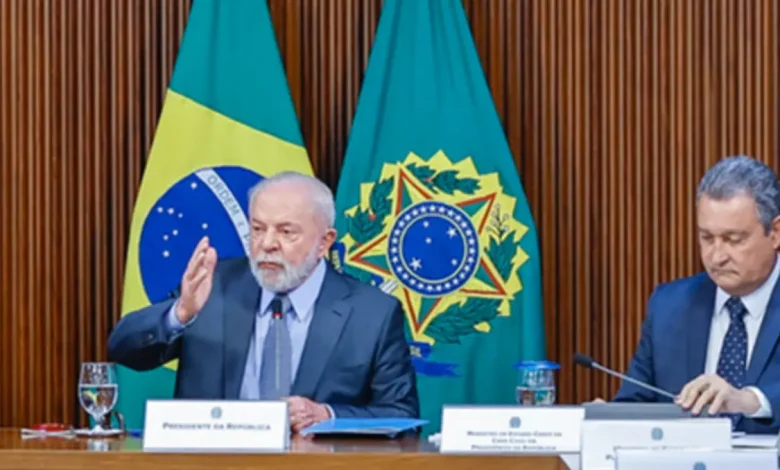 O Brasil enfrenta desafios em sua relação comercial com os EUA, após ameaça de tarifas de Trump. O governo Lula trabalha para encontrar soluções, incluindo novos acordos e medidas de equivalência de tratamento, para minimizar os efeitos das tarifas e promover a diversificação da economia brasileira.