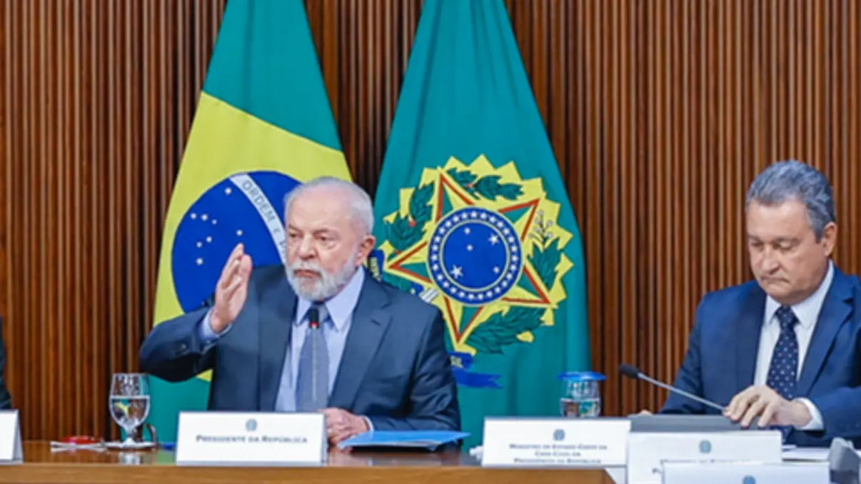 O Brasil enfrenta desafios em sua relação comercial com os EUA, após ameaça de tarifas de Trump. O governo Lula trabalha para encontrar soluções, incluindo novos acordos e medidas de equivalência de tratamento, para minimizar os efeitos das tarifas e promover a diversificação da economia brasileira.