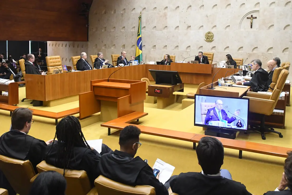 Cancelamento de vistos dos EUA afeta ministros do STF e suas famílias, gerando preocupação na comunidade jurídica e política brasileira, e levantando questionamentos sobre segurança e integridade dos membros do STF.