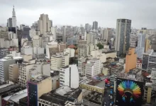 Sensação de frio persistente em SP: temperaturas baixas, baixa umidade e possíveis quedas abruptas nas temperaturas. Agravamento da sensação de frio ao vento e medidas de proteção recomendadas.