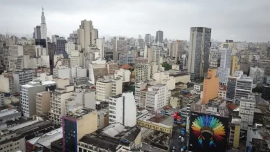 Sensação de frio persistente em SP: temperaturas baixas, baixa umidade e possíveis quedas abruptas nas temperaturas. Agravamento da sensação de frio ao vento e medidas de proteção recomendadas.