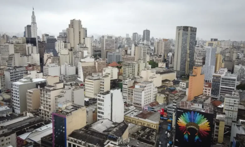 Sensação de frio persistente em SP: temperaturas baixas, baixa umidade e possíveis quedas abruptas nas temperaturas. Agravamento da sensação de frio ao vento e medidas de proteção recomendadas.