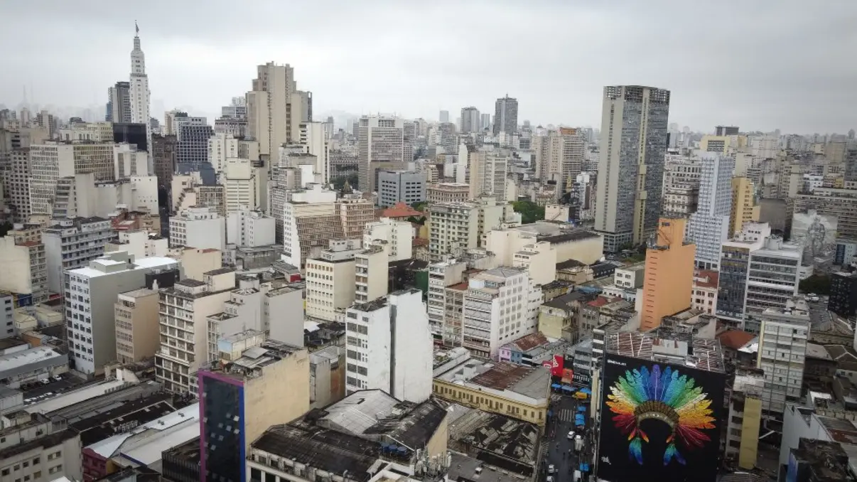 Sensação de frio persistente em SP: temperaturas baixas, baixa umidade e possíveis quedas abruptas nas temperaturas. Agravamento da sensação de frio ao vento e medidas de proteção recomendadas.