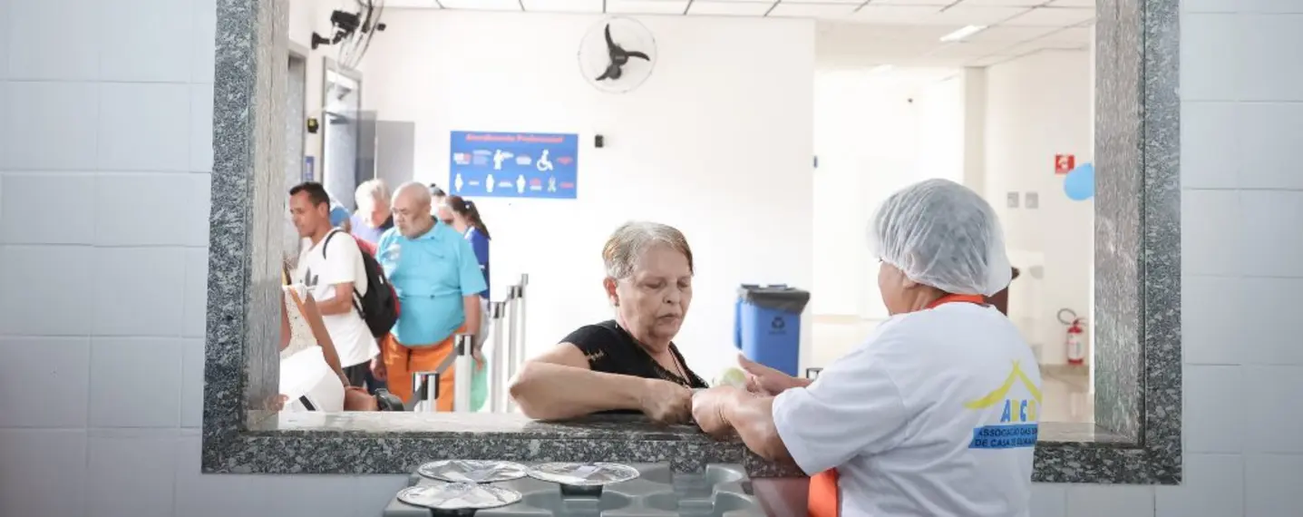 Garantindo segurança alimentar e acolhendo os mais necessitados, o Bom Prato Inverno oferece refeições quentes e caldos saudáveis em unidades especializadas, com ambiente acolhedor e opções variadas para escolher.