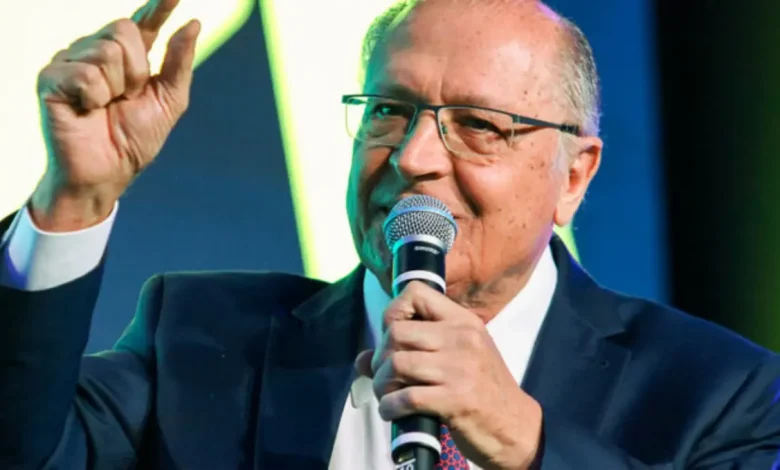 Geraldo Alckmin defende decisão do STF em suspender atos sobre IOF, garantindo ordem jurídica e evitando instabilidade política e econômica.
