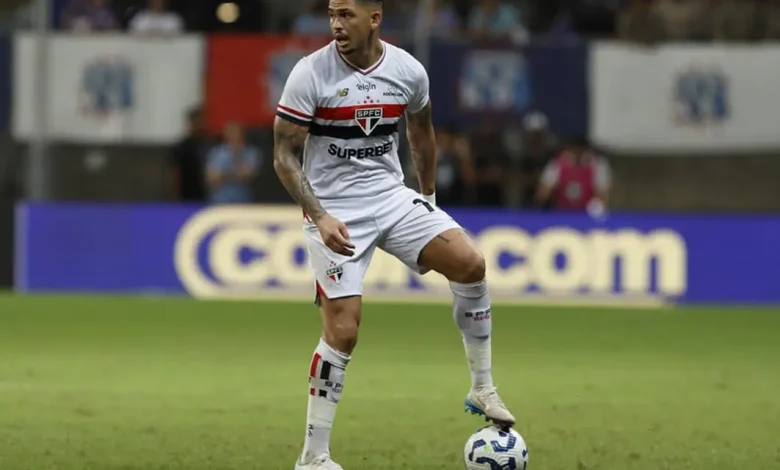 O Campeonato Brasileiro retoma sua disputa após interrupção, emocionando torcedores com jogos entre principais equipes do Brasil. Veja as novas datas e horários dos jogos e prepare-se para uma temporada cheia de suspense e rivalidade entre as equipes.