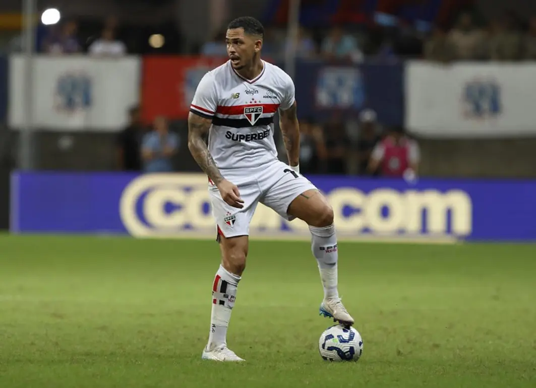 O Campeonato Brasileiro retoma sua disputa após interrupção, emocionando torcedores com jogos entre principais equipes do Brasil. Veja as novas datas e horários dos jogos e prepare-se para uma temporada cheia de suspense e rivalidade entre as equipes.