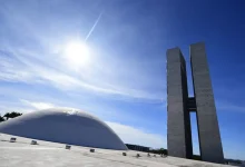 Senadores brasileiros se preparam para o Fórum Gilmar Mendes em Lisboa, onde debaterão temas como democracia, justiça e economia, e se conectarão com figuras políticas internacionais, sinalizando uma abertura do país para novas influências e reflexão política.