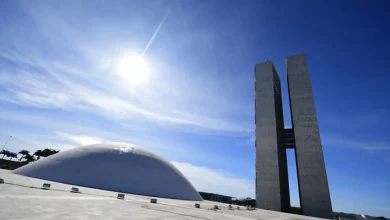 Senadores brasileiros se preparam para o Fórum Gilmar Mendes em Lisboa, onde debaterão temas como democracia, justiça e economia, e se conectarão com figuras políticas internacionais, sinalizando uma abertura do país para novas influências e reflexão política.