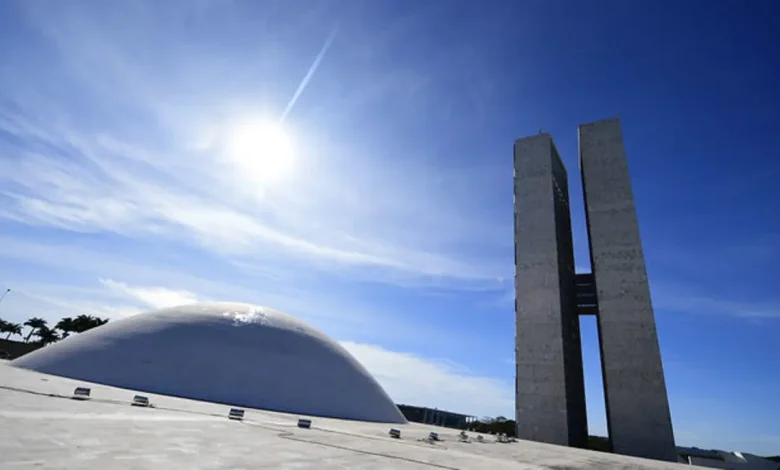 Senadores brasileiros se preparam para o Fórum Gilmar Mendes em Lisboa, onde debaterão temas como democracia, justiça e economia, e se conectarão com figuras políticas internacionais, sinalizando uma abertura do país para novas influências e reflexão política.