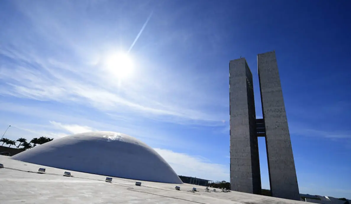 Senadores brasileiros se preparam para o Fórum Gilmar Mendes em Lisboa, onde debaterão temas como democracia, justiça e economia, e se conectarão com figuras políticas internacionais, sinalizando uma abertura do país para novas influências e reflexão política.