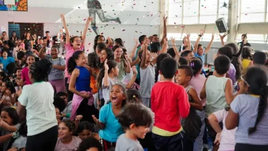 Cubatão, cidade que superou a poluição, agora sonha em ser reconhecida como a casa da melhor escola do mundo. A Escola Estadual Parque dos Sonhos, localizada na cidade, é objeto de uma votação que busca reconhecer sua capacidade de superar adversidades, oferecendo educação de qualidade, inclusão e diversidade.