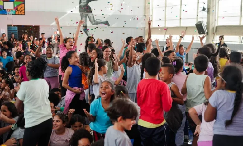 Cubatão, cidade que superou a poluição, agora sonha em ser reconhecida como a casa da melhor escola do mundo. A Escola Estadual Parque dos Sonhos, localizada na cidade, é objeto de uma votação que busca reconhecer sua capacidade de superar adversidades, oferecendo educação de qualidade, inclusão e diversidade.