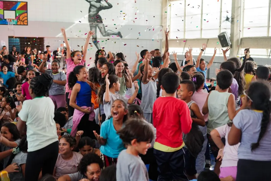 Cubatão, cidade que superou a poluição, agora sonha em ser reconhecida como a casa da melhor escola do mundo. A Escola Estadual Parque dos Sonhos, localizada na cidade, é objeto de uma votação que busca reconhecer sua capacidade de superar adversidades, oferecendo educação de qualidade, inclusão e diversidade.