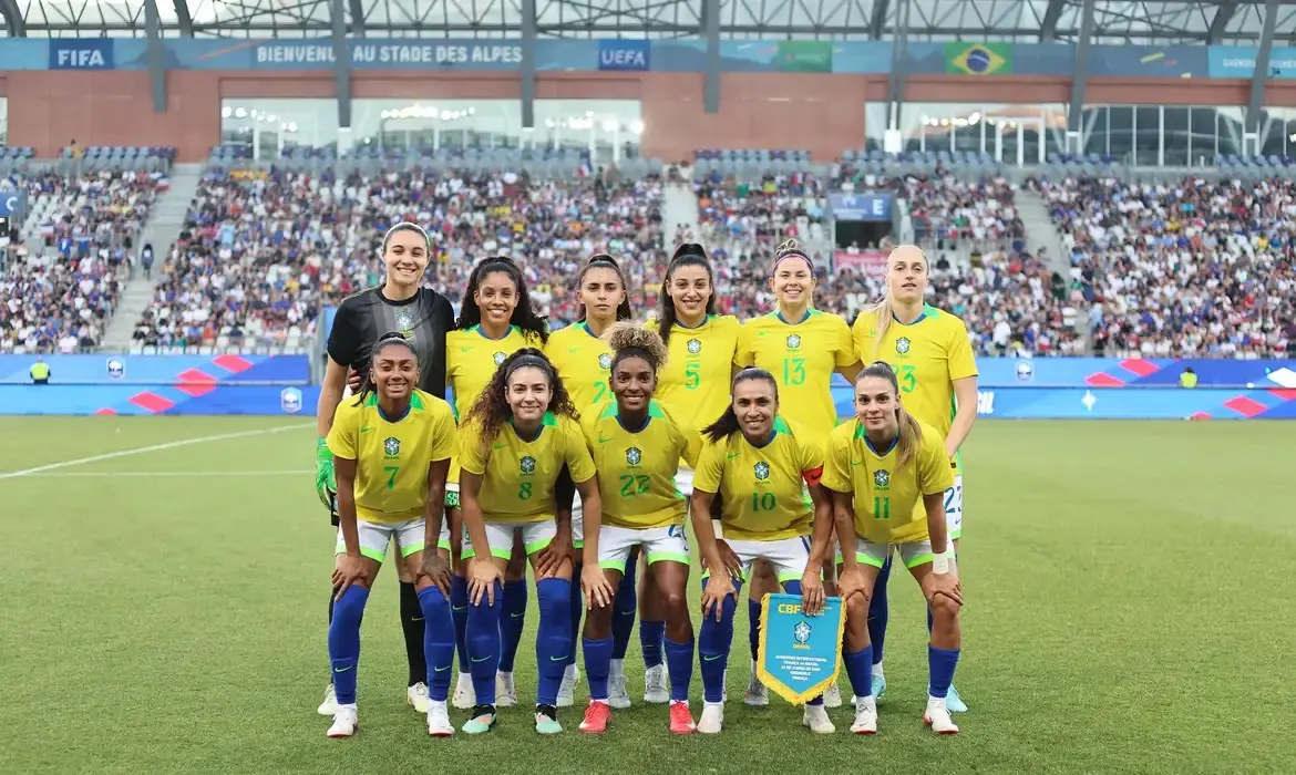 A Seleção Brasileira Feminina estreia na Copa América, com jogadoras talentosas como Bárbara, Bruna, Debinha e Cristiane. Partida ao vivo pela TV Brasil às 21h, prometendo um espetáculo emocionante com velocidade, controle de bola e habilidade.